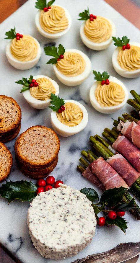 Hosting an elegant Christmas dinner party doesn’t have to be difficult. Here are a few shimmering, colorful, delicious and jolly ideas that will impress any Christmas dinner guest. Elegant Christmas Dinner Party, Elegant Christmas Dinner, Christmas Diner, Easy Christmas Dinner, Parsley Leaves, Christmas Buffet, Christmas Dinner Menu, Christmas Eve Dinner, Xmas Dinner