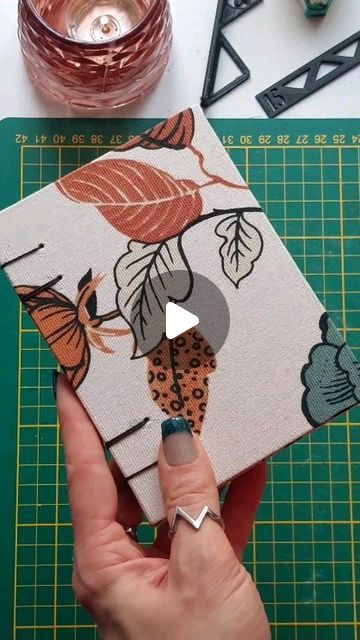 Diy Bookbinding Tutorials, Mini Books Diy, Coptic Binding, Bookbinding Tutorial, Book Binding Diy, Binding Tutorial, Beautiful Books, Handmade Books, Art Books