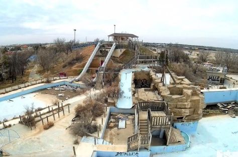 Drone Captures Creepy Images of Abandoned West Texas Waterpark Abandoned Haunted Places, Abandoned Water Parks, Odessa Texas, Abandoned Theme Parks, Water World, Texas Places, Forgotten Places, Abandoned Things, Creepy Images