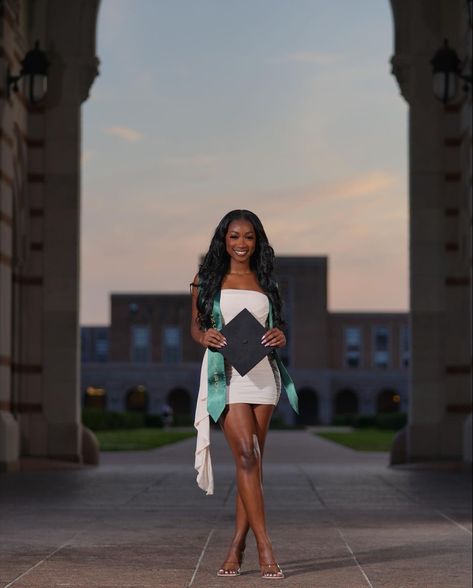 Senior Portraits Ideas Black Women, After Graduation Pictures, High School Graduation Inspo Pics, Uncg Grad Pics, College Grad Pics Black Women, Photo Shoot Ideas Graduation, Outside Graduation Photoshoot, Cultural Graduation Pictures, Elegant Senior Picture Ideas