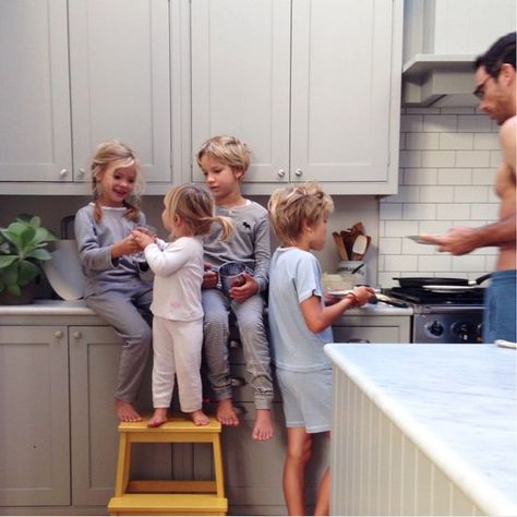 kids in the kitchen Dream Family, Future Mom, Foto Poses, Cute Family, Family Goals, Baby Family, Future Life, Future Baby, Future Kids