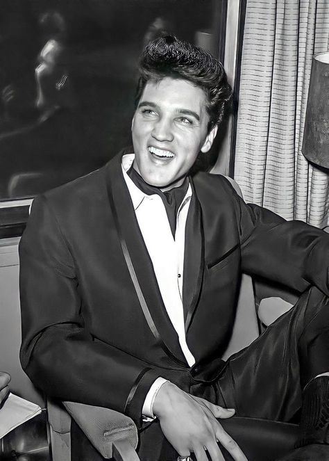 Elvis The Pelvis, Elvis Presley Quotes, Elvis Presley Wallpaper, Elvis Wallpaper, Elvis Presley Images, Young Elvis, Elvis Presley Pictures, Elvis And Priscilla, Elvis Presley Photos