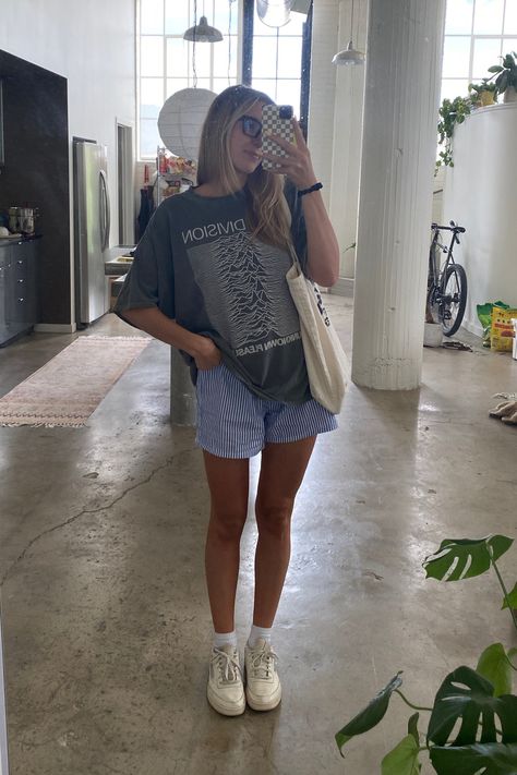 Everyday Outfits Street Styles, Jean Shorts Women Outfits, Shorts Outfits Spring, How To Style Boxers Women, Women’s Boxer Shorts Outfit, Cute Comfy Outfits For Summer Mid Size, Summer Outfits Boxer Shorts, Linen Boxer Shorts Outfit, Jean Shorts White Sneakers Outfit