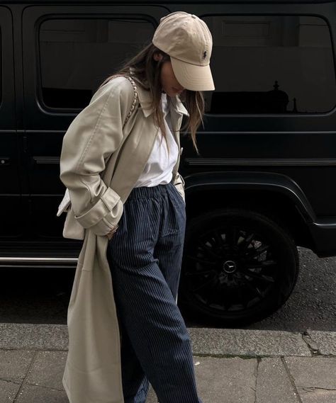 Outfits With Caps For Women, Polo Hat Outfit, Beige Cap Outfit, Cap Women Outfit, Cap Outfits For Women, Trench Outfit, Baseball Cap Outfit, Raincoat Outfit, Cap Outfit