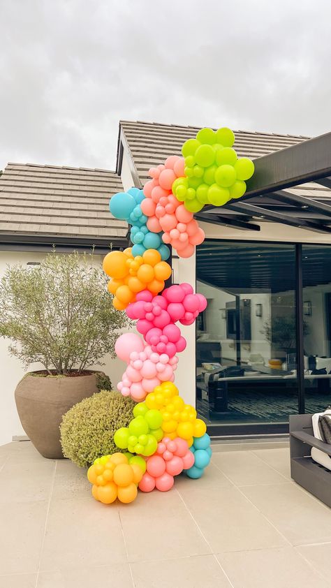 Bright Colored Party Decor, Balloon Arch Colors, Balloon Arch Colorful, Colourful Balloon Arch, First Birthday Color Theme, Summer Balloons Decoration, Colorful Balloon Garland, Summer Balloon Arch, Colorful Birthday Theme