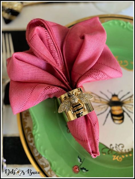 Easy Fleur-de-Lis, Bee Shape Napkin Fold Tutorial - Debbee's Buzz Table Napkin Design Ideas, Napkin Fold Tutorial, Napkin Folding For Easter, Table Napkins Ideas Cloth, Napkin Ring Folding, Easter Napkin Folding, Creative Napkin Fold, Lace Napkins, Folding Napkins