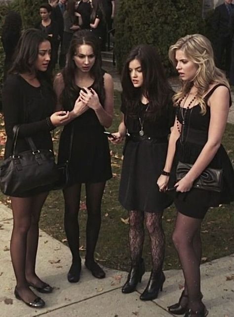 picture of the liars wearingcute black outfits Tumblr, Pretty Little Liars Aesthetic, 2014 Grunge, Pretty Little Liars Outfits, Pll Outfits, 2014 Tumblr, Aesthetic Film, Funeral Outfit, Pretty Little Liars Fashion