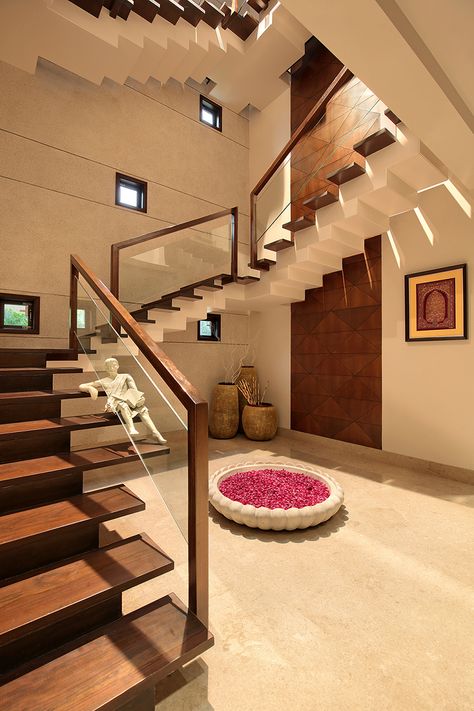 A modern bungalow using concrete, exposed brick design is designed and constructed by KN Associates. Contemporary style architecture with use of kota stone. Vstupná Hala, درج السلم, Home Designs Exterior, Staircase Design Modern, Stairs Design Interior, Stair Railing Design, Stairs Design Modern, Stairway Design, Staircase Decor