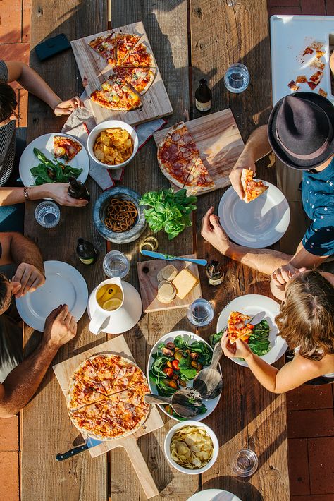 Family Dinner Setting, Cereal Shots, Family Dinner Pictures, Family Dinner Aesthetic, Gathering Friends, Ooni Pizza, Client Board, Taurus Season, Family Dinner Table