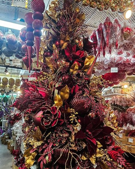 Wholesale Florist & Decor on Instagram: "Burgundy and Gold are iconic colors for the Christmas Season! What do you think of this tree designed by @04_loly 🤔🥰 G and G Distributors 📍275 N Midland Ave Saddlebrook, NJ 📞201-791-1330 🌐Gandgwebstore.com Tags: #burgundy #gold #burgundyandgold #burgundychristmastree #christmastrees #christmastreecolors #Christmas2023 #mychristmastree #christmasornaments #homedecor" Florist Decor, Christmas Tree Decorations Ribbon, Office Christmas Decorations, Gold Christmas Tree, Colorful Christmas Tree, Burgundy And Gold, Gold Christmas, Tree Designs, Christmas Pictures