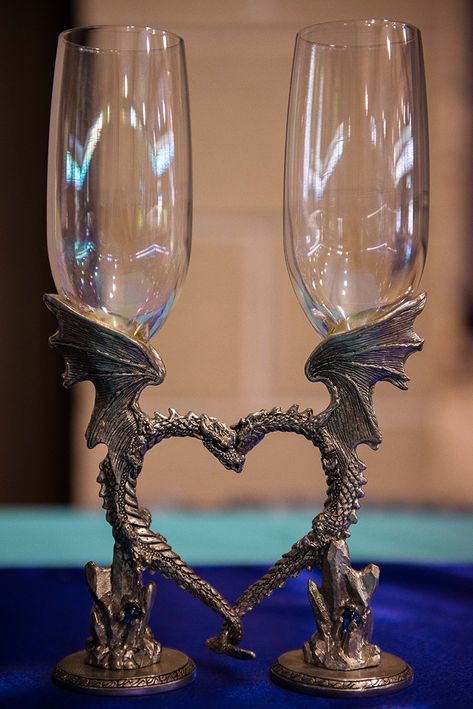 Masquerade wedding as seen on @offbeatbride #wedding #masquerade Ren Faire Wedding, Fantasy Wedding Theme, Medieval Wedding Theme, Gothic Wedding Theme, Lotr Wedding, Witch Wedding, Nordic Wedding, Dark Wedding Theme, Dragon Wedding