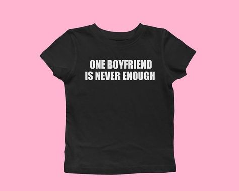 Funny Baby Tees Women, Baby Tee Sayings, Y2k Slogan Tee, Baby Tee Funny, Funny Baby Tees Y2k, Baby Tee Ideas, Baby Tees Aesthetic, Iconic Shirts, Baby Tees 90s