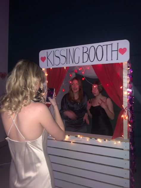 Silk Dress Hoco, Kissing Booth Aesthetic, Aesthetic Big House, Prom Games Ideas, The Kissing Booth Movie, Kissing Booth Movie, Dorm Rooms Decorating, Dorm Room Decoration Ideas, Kiss Aesthetic