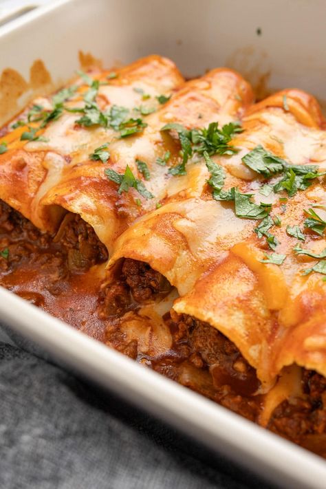 This easy ground beef enchiladas recipe takes simple ingredients and transforms them into delicious enchiladas smothered in sauce and cheese. Easy Ground Beef Enchiladas, Enchiladas Beef, Mexican Ground Beef Casserole, Mexican Recipies, Beef Enchiladas Recipe, Nachos Recipe Beef, Easy Enchilada Recipe, Beef Enchilada Recipe, Ground Beef Enchiladas