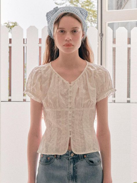 Eyelet Top Outfit, Trendy Outfits Edgy, 60s And 70s Fashion, Romantic Mood, White Lace Blouse, Feminine Top, Romantic Outfit, Lace Button, Gingham Tops