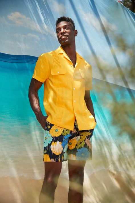 Trina Turk Spring 2021 Ready-to-Wear collection, runway looks, beauty, models, and reviews. Party Outfit Men Aesthetic, Beach Outfit Men Beachwear, Outfit Men Aesthetic, Mens Resort Wear, Resort Wear Men, Pool Party Outfit, Beach Outfit Men, Caribbean Fashion, Party Outfit Men