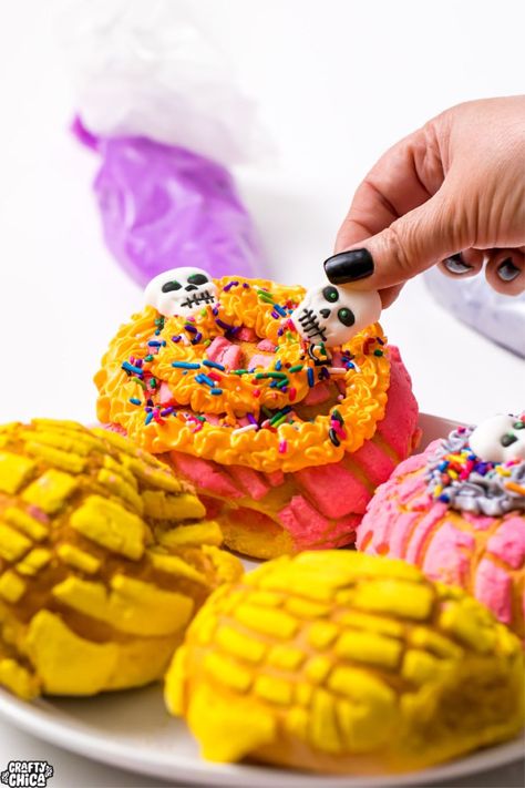 Day Of Dead Food Party Ideas, Day Of The Dead Snacks, Day Of The Dead Desserts, Mexican Pastries, Day Of The Dead Party, Skull Cake, Cookies And Cakes, Halloween Party Dinner, Party Food Ideas