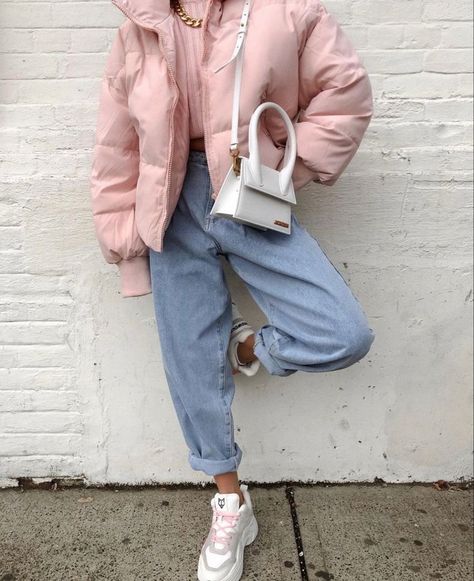 🌸 Pink Jeans Winter Outfit, How To Style Pink Jacket, Pink Jacket Outfit Winter, Pink Sweater Outfit Winter, Pink Puffer Jacket Outfit, Pastel Winter Outfit, Colorado Fits, Pink Jacket Outfit, Pastel Winter