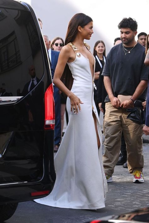 Vestidos Louis Vuitton, Zendaya Fashion, Zendaya Dress, 20 Birthday, Zendaya Outfits, Gowns Elegant, Zendaya Style, Celeb Fashion, White Costumes