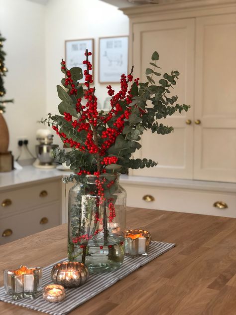 Winter Flower Centerpieces For Table, Xmas Vase Ideas, Christmas Flower Table Arrangements, New Years Floral Arrangements, Christmas Table Flower Arrangements, Vase Christmas Ideas, New Years Flower Arrangements, Crhitsmas Ideas Decoration, Winter Floral Arrangements Home