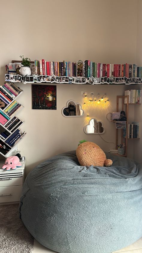 Book Nooks In Bedrooms, Reading Desk Aesthetic, Room Decor Book Lovers, Reading Corner Inspo Bedroom, Room Decor Bedroom Bookshelf, Reading Place In Bedroom, Book Themed Room Bedrooms, Reader Bedroom Ideas, Readers Room Aesthetic