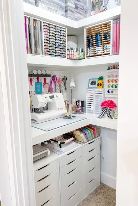 Office Craft Room Combo, Rangement Art, Craft Room Closet, Craft Closet Organization, Ikea Crafts, Small Craft Rooms, Craft Station, Dream Craft Room, Craft Room Design