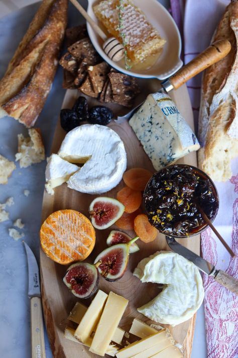 How to make a French Cheese board - Le Chef's Wife Paris Charcuterie Board, Charcuterie Board French, French Inspired Charcuterie Board, French Charcuterie Board Ideas, French Charcuterie Board, Italian Cheese Board, French Cheese Plate, Fancy Cheese Board, French Cheese Board