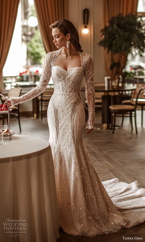 Wedding Dress 2025 Bride, Queen Anne Wedding Dress, Bridal Dresses With Sleeves, Couture Wedding Dresses, Long Sleeve Wedding Dress, Wedding Preparation Photos, Wedding Gown With Sleeves, Queen Wedding Dress, Fashion Show Dresses