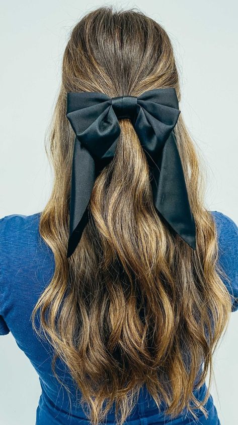 Half Up Half Down with a Bow Hair Bow Bun, Media Cola, Beyonce Hair, Half Ponytail, Big Hair Bows, Summer Haircuts, Easy Hairstyles For Medium Hair, Bow Hairstyle, Ribbon Hairstyle