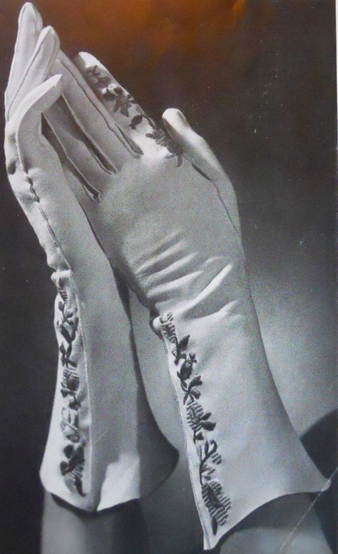 Helene Devinoy, spring 1938, Plaisir de France magazine Idda Van Munster, Proper Attire, Evening Gloves, Vintage Gloves, Chique Outfits, 1930s Fashion, Long Gloves, Womens Gloves, Historical Fashion