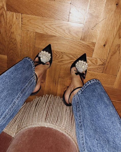 3 Outdated Shoe Trends No One Is Wearing on Instagram | Who What Wear Quoi Porter, Shoe Inspiration, Influencers Fashion, Fabulous Shoes, Carrie Bradshaw, Shoe Obsession, Shoe Lover, Platform Pumps, Party Shoes