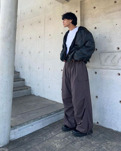 #parachute #fits #outfits #chile #baggy #pics #aesthetic Baggy Windbreaker Outfit, Tank Top Baggy Pants Men, Wind Breaker Outfit Aesthetic, Korean Baggy Outfits, Grey Parachute Pants Outfit, Parachute Pants Outfit Men, Baggy Pants Outfit Men, Aesthetic Baggy Outfit, Baggy Pants Aesthetic