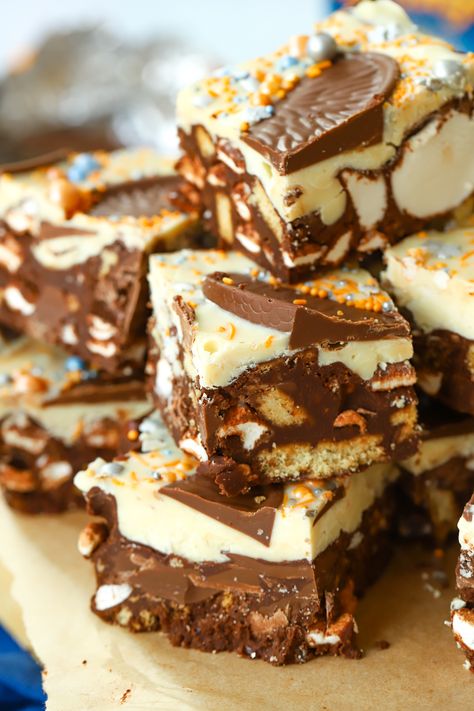 Easy Chocolate Orange Rocky Road recipe. The best Christmas chocolate treat! Just a handful of ingredients, so quick and simple. No Bake Christmas, Rocky Road Fudge, Rocky Road Recipe, Christmas Food Treats, Tray Bake Recipes, Fudge Easy, Treat Recipes, Easy Peanut Butter, Christmas Treat