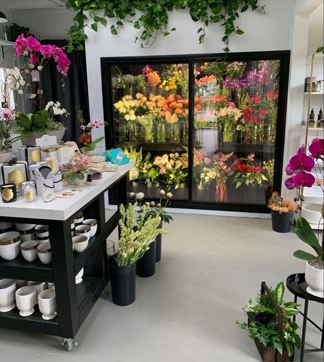 Floralist Shop, Flower Store Aesthetic, Flower Shop Interiors Design Florists, Floral Shop Interior, Florist Shop Aesthetic, Flower Shop Ideas, Modern Flower Shop, Florist Workshop, Flower And Gift Shop