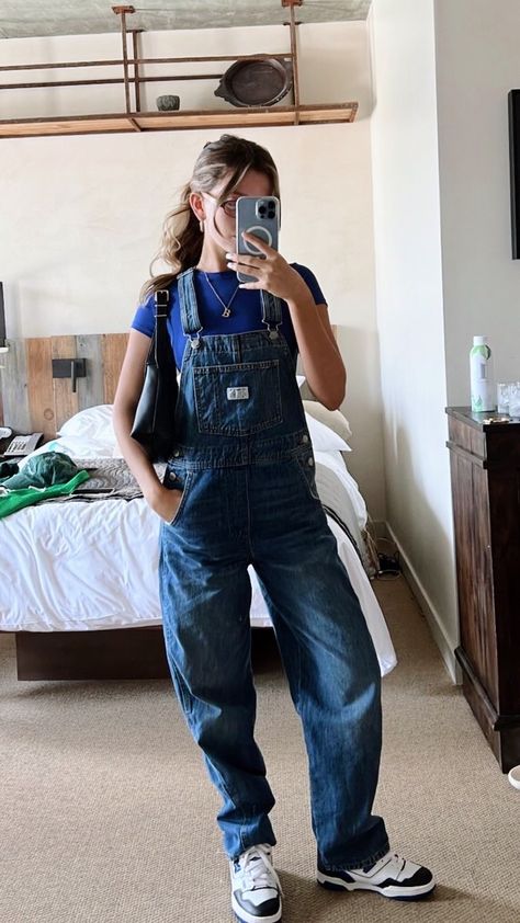 Flare Overalls Outfit, Overall Jeans Outfit, Overalls Women Outfits, Oversized Overalls Outfit, Long Overalls Outfit, Green Overalls Outfits, Summer Outfits Alt, Jean Overall Outfits, Summer Outfits Aesthetic Vintage