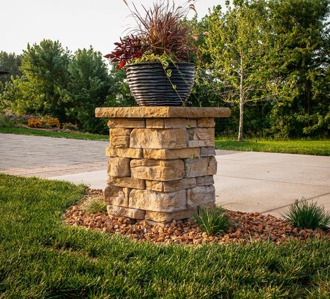 Planters At End Of Driveway, Driveway Curb Appeal, End Of Driveway Ideas Entrance, Driveway Columns, Entranceway Ideas, Curb Appeal Garden, Brick Mailbox, Driveway Entrance Landscaping, Gates Driveway