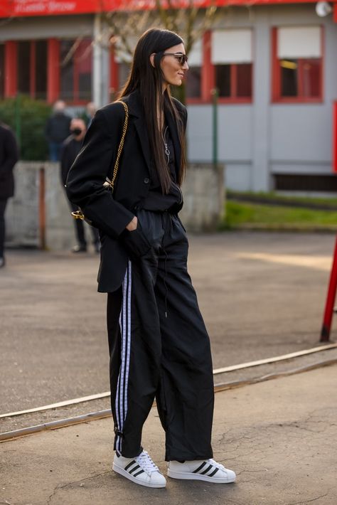 Sport Street Style, Uzun Boy, Looks Adidas, Sporty Street Style, Look Adidas, Milan Fashion Week Street Style, Outfit Streetwear, Adidas Track Pants, Adidas Outfit