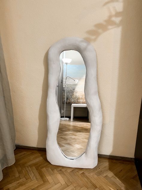 Wavy aesthetic mirror frame with plaster #plaster #mirror #wavy #aesthetic #design Foam Mirror Frame, Diy Wavy Mirror, Diy Foam Mirror, Diy Mirror Frame Decoration, Plaster Mirror, Pond Mirror, Foam Mirror, Blob Mirror, Spiegel Diy