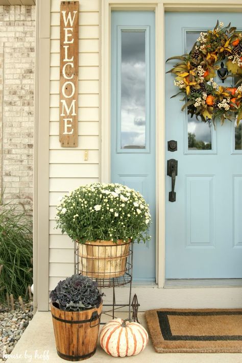 Fall Front Stoop via House by Hoff Small Front Porches Designs, Rustic Farmhouse Front Porches, Stoop Decor, Farmhouse Front Porch Decorating, Front Porch Design Ideas, Farmhouse Front Porch Decor, Veranda Design, Small Porch Decorating, Porch Design Ideas