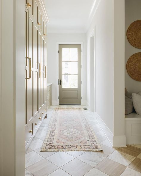 Julie Howard for Timber Trails on Instagram: “Mudroom of my dreams! These cabinets painted Waynesboro Taupe are the perfect complement to the stone floors from @thetileshop! The…” Tiles Combination Bathroom, Tiles Combination, Bathroom Tiles Floor, Mudroom Cabinets, Mudroom Flooring, Entry Tile, Mudroom Entryway, Limestone Wall, Wall Colour