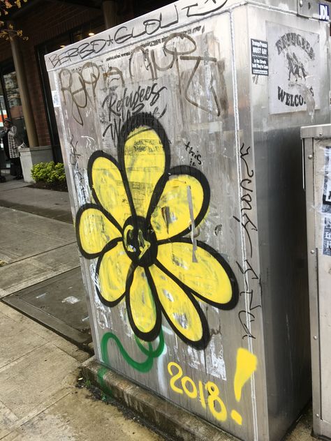 Street Art Flowers, Plants On Buildings, Plant Graffiti, Flower Campaign, Street Art Graffiti Murals, Flower Graffiti, Art Buildings, Fridge Art, Graffiti Flowers