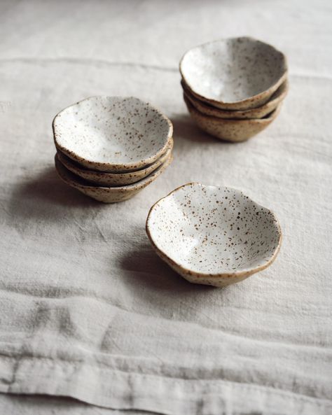 A sweet stack of Speckled Oat pinch bowls ~ the perfect size for seasonings or condiments. Pinched Ceramics, Speckled Ceramics, Pinch Ceramics, Cute Bowls Ceramic, Pinch Pottery Ideas, Homemade Ceramics, Pinch Pottery, Pinch Bowls, Cement Diy