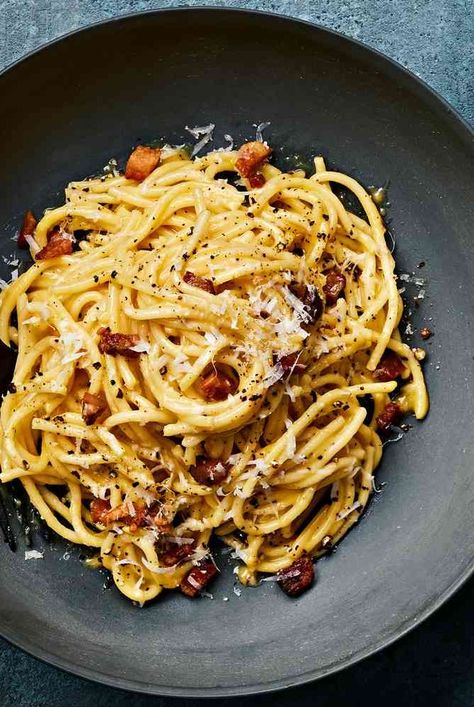 Learn how to make a spaghetti carbonara with this easy, fast recipe for spaghetti carbonara with step-by-step photos to help you make this famously creamy iconic Italian pasta. Italian Carbonara Recipe, Carbonara Recipes, Linguine Carbonara, Italian Carbonara, Pasta Entrees, Spaghetti Carbonara Recipe, Pasta Carbonara Recipe, Best Spaghetti, Italian Favorites