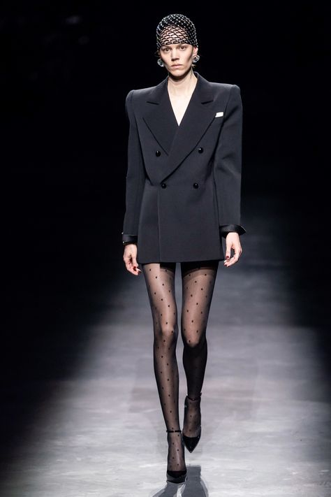 Saint Laurent Fall 2019 Ready-to-Wear Fashion Show - Vogue Fall2023 Trends, Global Dress, Couture Mode, Paris Woman, Mini Robes, Black Suit, Mode Inspo, Fashion Show Collection, Mode Inspiration