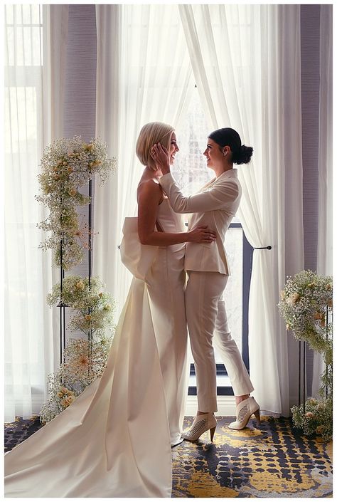 Lesbian Wedding Photography, Wlw Wedding, Metallic Wedding, Boda Mexicana, Lgbt Wedding, Lgbtq Wedding, Backless Wedding, Lesbian Wedding, Gay Wedding