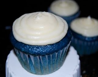 Try something different, like blue velvet cake. Blue Velvet Cupcakes, Blue Velvet Cakes, Kek Lapis, Cupcakes For Boys, Cake Hacks, Cupcakes With Cream Cheese Frosting, Blue Cupcakes, Velvet Cupcakes, Shower Cupcakes