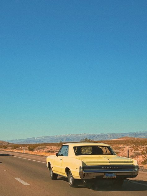 Vintage Car Road Trip Aesthetic, Old Usa Aesthetic, 50s Desert Aesthetic, Desert 70s Aesthetic, Southwest Usa Aesthetic, Vintage Roadtrip Aesthetic, Desert Vintage Aesthetic, Rural California Aesthetic, 70s Western Aesthetic Wallpaper