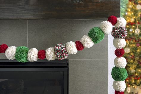 Pom Pom Christmas Garland, Christmas Pom Pom Crafts, Ideas Decoracion Navidad, Pom Pom Christmas, Christmas Pom Pom, Pom Crafts, Diy Christmas Garland, Christmas Yarn, Crafty Christmas