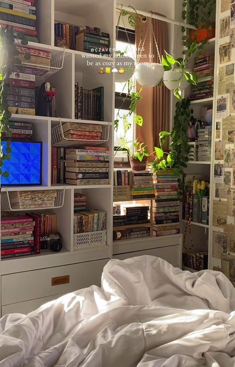 Reader Aesthetic Bedroom, Dream Rooms With Books, Small Bedroom Ideas With Bookshelves, Book Room Inspiration, Bedroom With Bookshelf Ideas, Aesthetic Room With Bookshelf, Small Room With Bookshelves, Book Display Ideas Bedroom, Bedroom With Books Aesthetic