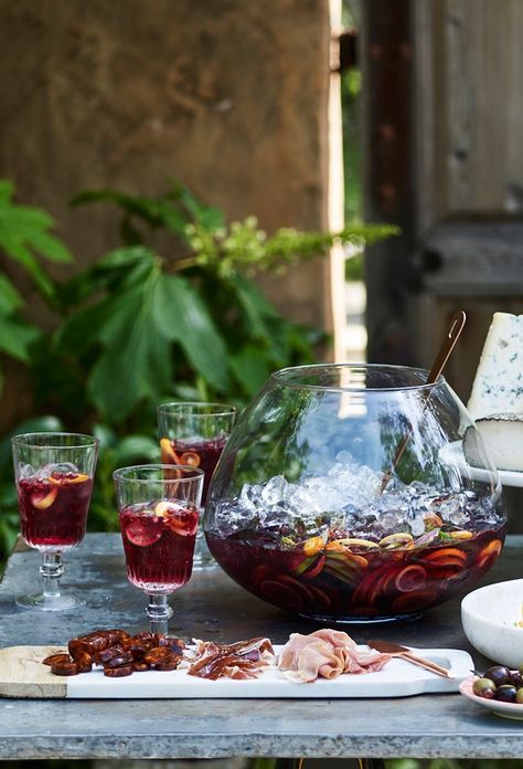 Classic Spanish Sangria | If you have some cold sparkling water in the fridge, you can assemble a pitcher of this refreshing sangria in a matter of minutes. Sangria Punch, Paella Party, Spanish Dinner, Spanish Party, How To Make Sangria, Tapas Party, Decorações Com Comidas, Diy Drinks, Spanish Tapas